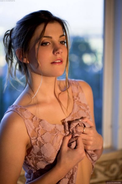 Красотка без одежды моется в пенной ванне