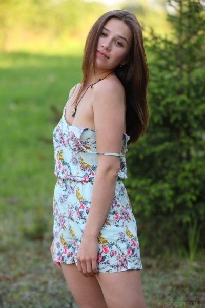 Сексуальная девка ласкает пилотку в поле возле леса