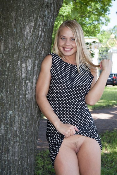 Русская студентка гуляет без нижнего белья