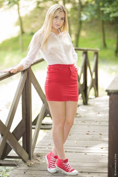 Пухленькая девка короткой юбке на мосту